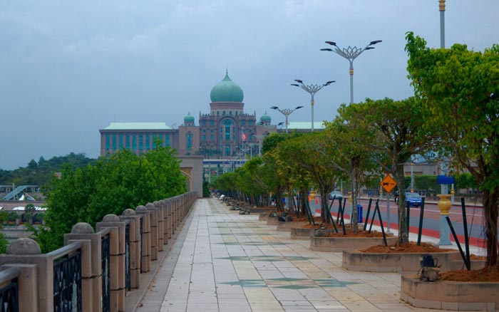 Путраджая (Putrajaya) — пустынный город будущего