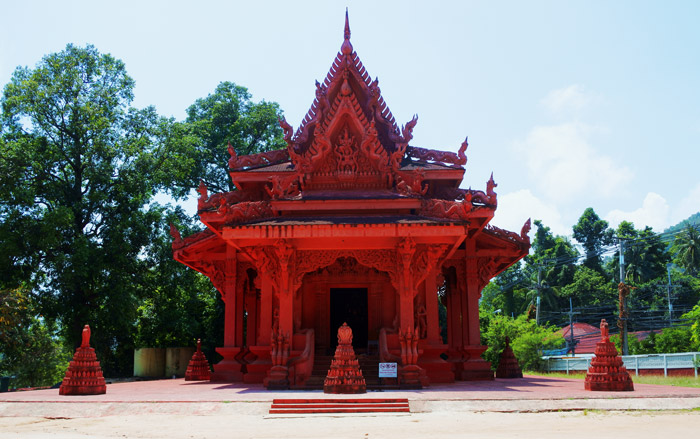 Красный храм (Wat Sila Ngu) и Змеиная Пагода (Snake Stone Pagoda)